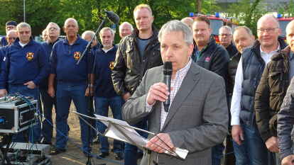 Maibaumsetzen in Hude. Erstmals wurde der Handwerkerbaum am neuen Standort auf dem Sch&uuml;tzenplatz aufgestellt.
