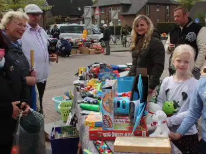 Flohmarktst&auml;nde s&auml;umten die Bookholzberger Gesch&auml;ftsstra&szlig;e. Nicole Busch (Mitte) und ihr Sohn Connor (rechts) mit Freundin Elise  boten Spielzeug an
