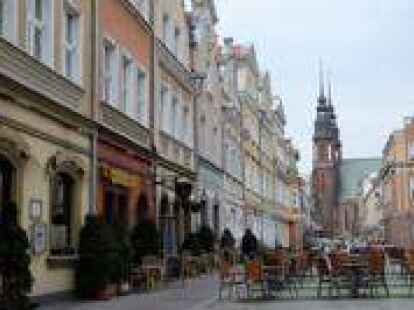 Der sch&ouml;ne Markt in Oppeln ist morgens ein verschlafener Ort. (Foto: Will)