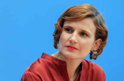 Katja Kipping (41) aus Dresden ist seit 2012 Bundesvorsitzende der  Linkspartei. Seit 2005 sitzt sie f&uuml;r die Partei im Bundestag. Foto: Jens B&uuml;ttner/dpa