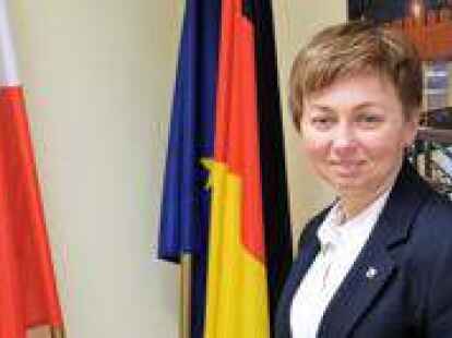 Zuzanna Donath-Kasiura mit der deutschen, der polnischen und der EU-Fahne. (Foto: Will)