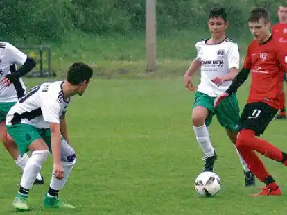 Lie&szlig;en sich weder vom Regen noch vom Gegner aufhalten: Stenums C-Junioren um Doppeltorsch&uuml;tze Manuel Dreier (rechts) gewannen 6:0 beim DTB.