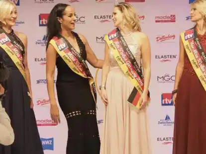 Finale im Vorjahr: Marion Ellendorff aus Oldenburg (von links) wurde Dritte, Vorjahressiegerin Manuela Thoma-Adofo &uuml;berreichte Evelyn Rei&szlig;mann aus Sachsen Siegersch&auml;rpe und Krone, Platz zwei ging an Eva M&ouml;ller-Westman (53) aus Hessen.