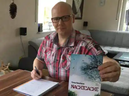 <p>Mit Block und Stift: Timo Neuhaus am Esstisch  in seinem Wohnzimmer in Sage</p>