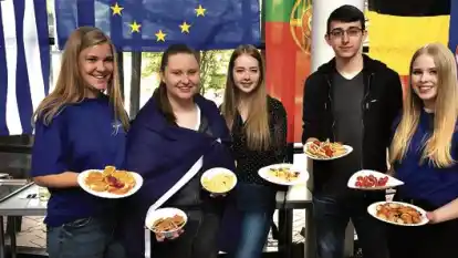 Kulinarische Rundreise durch Europa: (von links) Neele Kramer, Rika Groothoff, Frauke Stallmann, Till Reil und Caroline Schulte haben Gerichte aus sieben verschiedenen L&auml;ndern serviert.