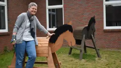 Brigitte M&uuml;ller vom F&ouml;rderverein der Grundschule Langendamm &auml;rgert sich &uuml;ber den Halfterdiebstahl.