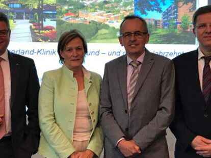 <p>Stellten Zahlen und Situation der Ammerland-Klinik vor: Landrat Jörg Bensberg (von links), Maria Bruns, Vorsitzende des Verwaltungsrats, Klinik-Hauptgeschäftsführer Robert Hoffmeister und der medizinische Geschäftsführer Dr. Matthias Haut. </p>