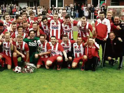 Landesliga, wir kommen: Die Fußballer des VfL Wildeshausen wurden am Sonntag nach dem Heimspiel gegen Bümmerstede für ihre Meisterschaft in der Bezirksliga geehrt.