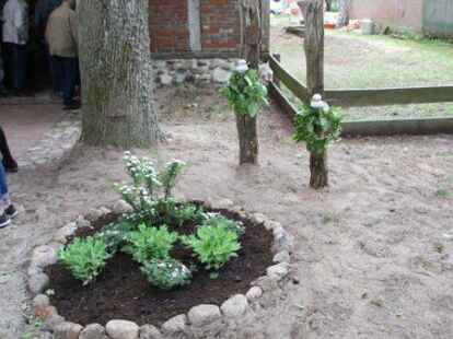 Auch vor dem Stall gab es Ver&auml;nderungen, wie kleine runde Beete.