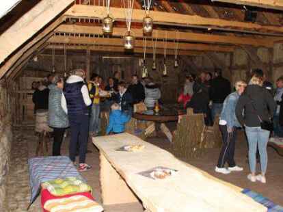 Das Innere l&auml;dt mit Tischen und Sitzgelegenheiten zum verweilen ein.