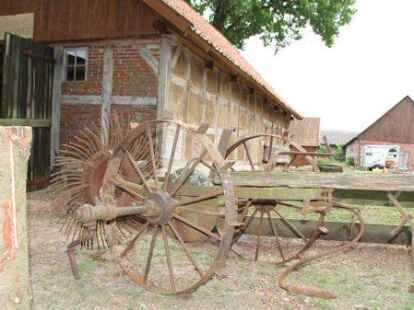 Auch vor dem Stall k&ouml;nnen Arbeitsger&auml;te betrachtet werden.