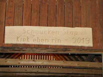 Das Schild &uuml;ber dem Eingang des Schafstalls verr&auml;t, wof&uuml;r die Jugendlichen drei Tage lang gearbeitet haben: Reinschauen, Umschauen und Verweilen.