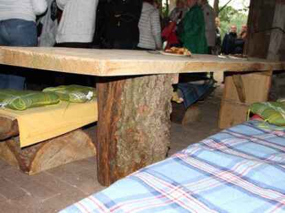 Aus den ehemaligen Baumst&auml;mmen wurden dank der Hilfe von Wilfried Lueken Tische und Sitzgelegenheiten.