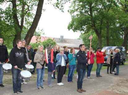 Als &Uuml;berraschung f&uuml;r die Jugendlichen marschierte der Spielmannszug Gro&szlig;enkneten auf.