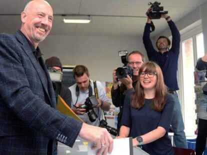 CDU-Kandidat Carsten Meyer-Heder bei der Abgabe seines Stimmzettels zur B&uuml;rgerschaftswahl in Bremen und zur Europawahl.