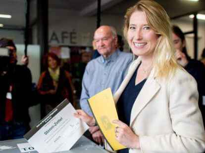 Stimmabgabe in Bremen: FDP-Spitzenkandidatin Lencke Steiner gibt im Wahllokal in der Hochschule f&uuml;r K&uuml;nste ihre Stimme zur Bremer B&uuml;rgerschaftswahl ab.