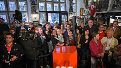 Schock bei der Bremern SPD:  Fast reaktionslos nehmen die SPD-Mitglieder die erste Prognose das Wahlergebnis entgegen.