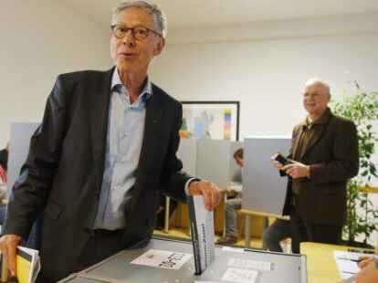Bleibt er B&uuml;rgermeister? Carsten Sieling,   Spitzenkandidat der SPD, gibt seine Stimme in einem Wahlb&uuml;ro ab.