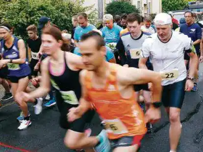 <p>3-2-1-Los: Steffi Bruns (Startnummer 32) und Bastian Rohde (Startnummer 16) k&auml;mpften sich in ordentlichem Tempo vom Hauptfeld bis an die Spitze. </p>