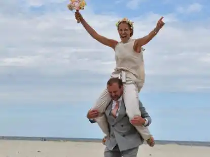 Frisch verm&auml;hlt: Martin und Nathalie Fritsch (geb. Gerhart) am Strand auf Juist