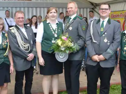 <p>Das neue K&ouml;nigshaus: die Adjutanten (v.li.) Karin Klusmann, Thomas &Ouml;ltjen, Marcel Frers und Sonja Theilsiefje sowie das K&ouml;nigspaar Tanja Horn und Heiko Horn (Mitte). </p>