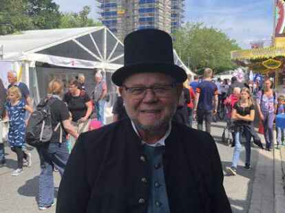 &bdquo;Eine tolle Atmosph&auml;re und viel Publikum&ldquo;: Dieter Vahlenkamp von der Volkstanzgruppe Jever und dem Feuerwehrmuseum Jever.