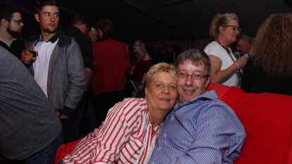 Die 21. Auflage von E'fehn rockt in Elisabethfehn war wieder ein voller Erfolg. Viele Besucher aller Generationen feierten zusammen zur Live-Musik der Coverband &bdquo;Accuracy&ldquo; aus Leer.