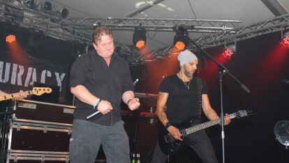 Die 21. Auflage von E'fehn rockt in Elisabethfehn war wieder ein voller Erfolg. Viele Besucher aller Generationen feierten zusammen zur Live-Musik der Coverband &bdquo;Accuracy&ldquo; aus Leer.