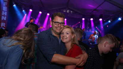 Die 21. Auflage von E'fehn rockt in Elisabethfehn war wieder ein voller Erfolg. Viele Besucher aller Generationen feierten zusammen zur Live-Musik der Coverband &bdquo;Accuracy&ldquo; aus Leer.