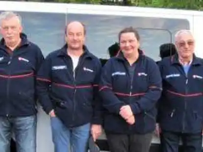 Nach dem Reisesegen durch Dechant Christoph Sibbel und vor der Abreise nach Wei&szlig;russland: (von links) Bernd Schuckenbrock, Dechant Christoph Sibbel, Gerold Schr&ouml;der, Heiko Claussen, Ursula Lepenat-Hinze, Friedrich Taubert, Ralph Hinze und Ortsbeauftragter Norbert Tenkhoff (nicht mitgefahren).