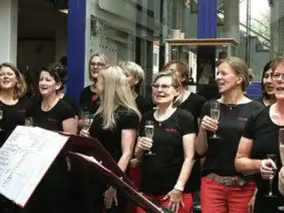 Flotter  Auftritt im Foyer des  Rathauses  Gro&szlig;enkneten:  der Chor Chorona.