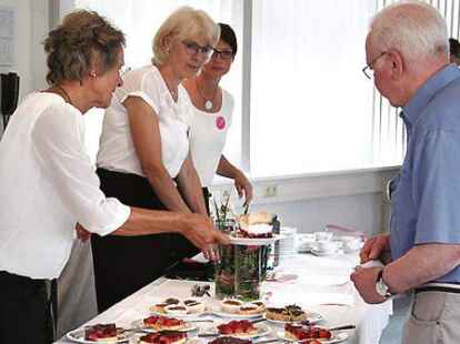Leckerer Kuchen:     Die Helferinnen  des  Frauen-Netzwerks   servierten  ihn im Ratssaal.
