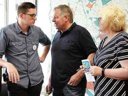 Im Kontakt mit den  B&uuml;rgern: Sebastian      Wedermann  (l.)  hatte im Bauamt viele Gespr&auml;che gef&uuml;hrt.