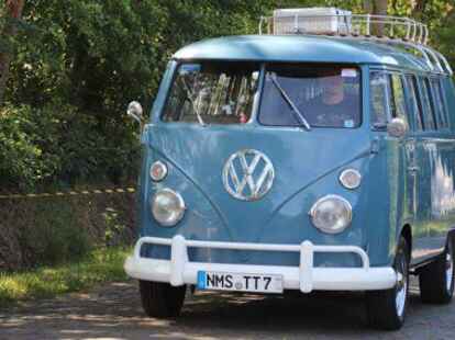 Der 38. Bockhorner Oldtimermarkt startete bei bestem Wetter auf dem gro&szlig;en Veranstaltungsgel&auml;nde an der Bundesstra&szlig;e 437 in Bockhorn mit Tausenden Fahrzeugen. Skurrile und elegante Autos, einzigartige Motorr&auml;der und Lastwagen-Unikate reihten sich aneinander. Viele Besucher str&ouml;mten schon am Freitagvormittag auf das Gel&auml;nde, bestaunten die seltenen historischen Fahrzeuge und st&ouml;berten auf dem gro&szlig;en Teilemarkt.