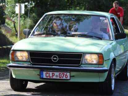 Der 38. Bockhorner Oldtimermarkt startete bei bestem Wetter auf dem gro&szlig;en Veranstaltungsgel&auml;nde an der Bundesstra&szlig;e 437 in Bockhorn mit Tausenden Fahrzeugen. Skurrile und elegante Autos, einzigartige Motorr&auml;der und Lastwagen-Unikate reihten sich aneinander. Viele Besucher str&ouml;mten schon am Freitagvormittag auf das Gel&auml;nde, bestaunten die seltenen historischen Fahrzeuge und st&ouml;berten auf dem gro&szlig;en Teilemarkt.