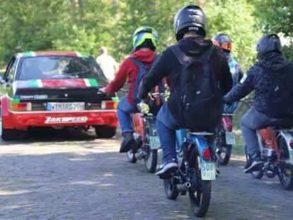 Der 38. Bockhorner Oldtimermarkt startete bei bestem Wetter auf dem gro&szlig;en Veranstaltungsgel&auml;nde an der Bundesstra&szlig;e 437 in Bockhorn mit Tausenden Fahrzeugen. Skurrile und elegante Autos, einzigartige Motorr&auml;der und Lastwagen-Unikate reihten sich aneinander. Viele Besucher str&ouml;mten schon am Freitagvormittag auf das Gel&auml;nde, bestaunten die seltenen historischen Fahrzeuge und st&ouml;berten auf dem gro&szlig;en Teilemarkt.