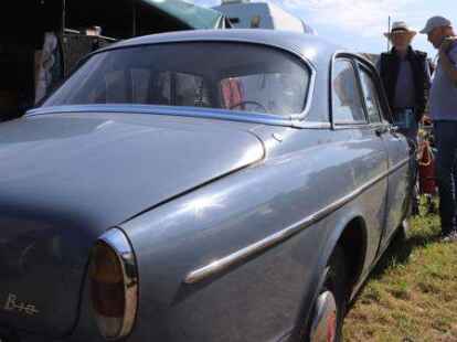 Der 38. Bockhorner Oldtimermarkt startete bei bestem Wetter auf dem gro&szlig;en Veranstaltungsgel&auml;nde an der Bundesstra&szlig;e 437 in Bockhorn mit Tausenden Fahrzeugen. Skurrile und elegante Autos, einzigartige Motorr&auml;der und Lastwagen-Unikate reihten sich aneinander. Viele Besucher str&ouml;mten schon am Freitagvormittag auf das Gel&auml;nde, bestaunten die seltenen historischen Fahrzeuge und st&ouml;berten auf dem gro&szlig;en Teilemarkt.