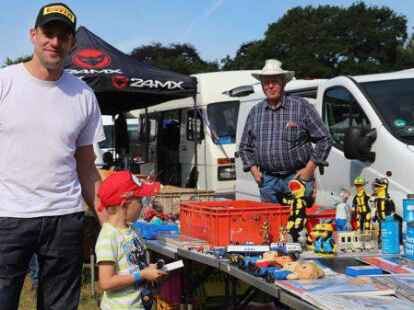 Der 38. Bockhorner Oldtimermarkt startete bei bestem Wetter auf dem gro&szlig;en Veranstaltungsgel&auml;nde an der Bundesstra&szlig;e 437 in Bockhorn mit Tausenden Fahrzeugen. Skurrile und elegante Autos, einzigartige Motorr&auml;der und Lastwagen-Unikate reihten sich aneinander. Viele Besucher str&ouml;mten schon am Freitagvormittag auf das Gel&auml;nde, bestaunten die seltenen historischen Fahrzeuge und st&ouml;berten auf dem gro&szlig;en Teilemarkt.