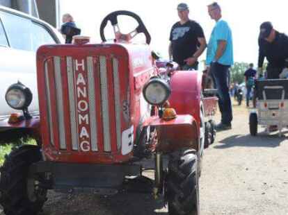 Der 38. Bockhorner Oldtimermarkt startete bei bestem Wetter auf dem gro&szlig;en Veranstaltungsgel&auml;nde an der Bundesstra&szlig;e 437 in Bockhorn mit Tausenden Fahrzeugen. Skurrile und elegante Autos, einzigartige Motorr&auml;der und Lastwagen-Unikate reihten sich aneinander. Viele Besucher str&ouml;mten schon am Freitagvormittag auf das Gel&auml;nde, bestaunten die seltenen historischen Fahrzeuge und st&ouml;berten auf dem gro&szlig;en Teilemarkt.