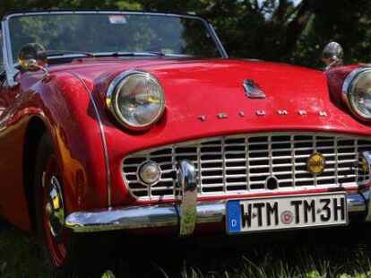Der 38. Bockhorner Oldtimermarkt startete bei bestem Wetter auf dem gro&szlig;en Veranstaltungsgel&auml;nde an der Bundesstra&szlig;e 437 in Bockhorn mit Tausenden Fahrzeugen. Skurrile und elegante Autos, einzigartige Motorr&auml;der und Lastwagen-Unikate reihten sich aneinander. Viele Besucher str&ouml;mten schon am Freitagvormittag auf das Gel&auml;nde, bestaunten die seltenen historischen Fahrzeuge und st&ouml;berten auf dem gro&szlig;en Teilemarkt.