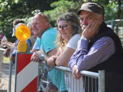 Der 38. Bockhorner Oldtimermarkt startete bei bestem Wetter auf dem gro&szlig;en Veranstaltungsgel&auml;nde an der Bundesstra&szlig;e 437 in Bockhorn mit Tausenden Fahrzeugen. Skurrile und elegante Autos, einzigartige Motorr&auml;der und Lastwagen-Unikate reihten sich aneinander. Viele Besucher str&ouml;mten schon am Freitagvormittag auf das Gel&auml;nde, bestaunten die seltenen historischen Fahrzeuge und st&ouml;berten auf dem gro&szlig;en Teilemarkt.