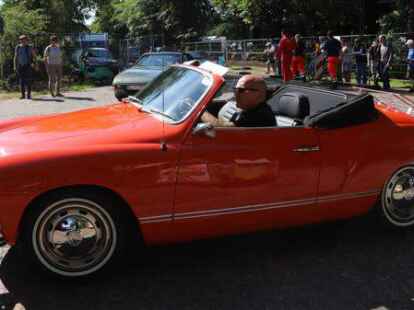 Der 38. Bockhorner Oldtimermarkt startete bei bestem Wetter auf dem gro&szlig;en Veranstaltungsgel&auml;nde an der Bundesstra&szlig;e 437 in Bockhorn mit Tausenden Fahrzeugen. Skurrile und elegante Autos, einzigartige Motorr&auml;der und Lastwagen-Unikate reihten sich aneinander. Viele Besucher str&ouml;mten schon am Freitagvormittag auf das Gel&auml;nde, bestaunten die seltenen historischen Fahrzeuge und st&ouml;berten auf dem gro&szlig;en Teilemarkt.