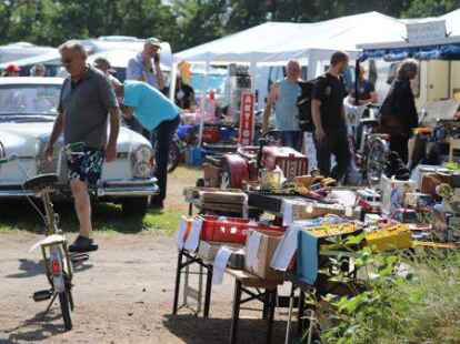 Der 38. Bockhorner Oldtimermarkt startete bei bestem Wetter auf dem gro&szlig;en Veranstaltungsgel&auml;nde an der Bundesstra&szlig;e 437 in Bockhorn mit Tausenden Fahrzeugen. Skurrile und elegante Autos, einzigartige Motorr&auml;der und Lastwagen-Unikate reihten sich aneinander. Viele Besucher str&ouml;mten schon am Freitagvormittag auf das Gel&auml;nde, bestaunten die seltenen historischen Fahrzeuge und st&ouml;berten auf dem gro&szlig;en Teilemarkt.