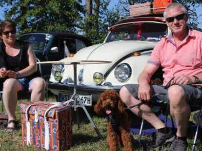 Der 38. Bockhorner Oldtimermarkt startete bei bestem Wetter auf dem gro&szlig;en Veranstaltungsgel&auml;nde an der Bundesstra&szlig;e 437 in Bockhorn mit Tausenden Fahrzeugen. Skurrile und elegante Autos, einzigartige Motorr&auml;der und Lastwagen-Unikate reihten sich aneinander. Viele Besucher str&ouml;mten schon am Freitagvormittag auf das Gel&auml;nde, bestaunten die seltenen historischen Fahrzeuge und st&ouml;berten auf dem gro&szlig;en Teilemarkt.