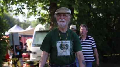 Der 38. Bockhorner Oldtimermarkt startete bei bestem Wetter auf dem gro&szlig;en Veranstaltungsgel&auml;nde an der Bundesstra&szlig;e 437 in Bockhorn mit Tausenden Fahrzeugen. Skurrile und elegante Autos, einzigartige Motorr&auml;der und Lastwagen-Unikate reihten sich aneinander. Viele Besucher str&ouml;mten schon am Freitagvormittag auf das Gel&auml;nde, bestaunten die seltenen historischen Fahrzeuge und st&ouml;berten auf dem gro&szlig;en Teilemarkt.