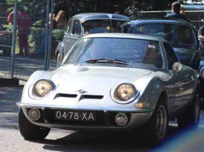 Der 38. Bockhorner Oldtimermarkt startete bei bestem Wetter auf dem gro&szlig;en Veranstaltungsgel&auml;nde an der Bundesstra&szlig;e 437 in Bockhorn mit Tausenden Fahrzeugen. Skurrile und elegante Autos, einzigartige Motorr&auml;der und Lastwagen-Unikate reihten sich aneinander. Viele Besucher str&ouml;mten schon am Freitagvormittag auf das Gel&auml;nde, bestaunten die seltenen historischen Fahrzeuge und st&ouml;berten auf dem gro&szlig;en Teilemarkt.