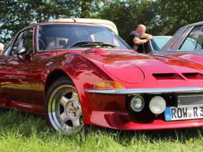 Der 38. Bockhorner Oldtimermarkt startete bei bestem Wetter auf dem gro&szlig;en Veranstaltungsgel&auml;nde an der Bundesstra&szlig;e 437 in Bockhorn mit Tausenden Fahrzeugen. Skurrile und elegante Autos, einzigartige Motorr&auml;der und Lastwagen-Unikate reihten sich aneinander. Viele Besucher str&ouml;mten schon am Freitagvormittag auf das Gel&auml;nde, bestaunten die seltenen historischen Fahrzeuge und st&ouml;berten auf dem gro&szlig;en Teilemarkt.