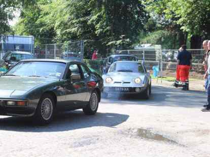Der 38. Bockhorner Oldtimermarkt startete bei bestem Wetter auf dem gro&szlig;en Veranstaltungsgel&auml;nde an der Bundesstra&szlig;e 437 in Bockhorn mit Tausenden Fahrzeugen. Skurrile und elegante Autos, einzigartige Motorr&auml;der und Lastwagen-Unikate reihten sich aneinander. Viele Besucher str&ouml;mten schon am Freitagvormittag auf das Gel&auml;nde, bestaunten die seltenen historischen Fahrzeuge und st&ouml;berten auf dem gro&szlig;en Teilemarkt.
