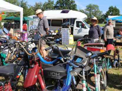 Der 38. Bockhorner Oldtimermarkt startete bei bestem Wetter auf dem gro&szlig;en Veranstaltungsgel&auml;nde an der Bundesstra&szlig;e 437 in Bockhorn mit Tausenden Fahrzeugen. Skurrile und elegante Autos, einzigartige Motorr&auml;der und Lastwagen-Unikate reihten sich aneinander. Viele Besucher str&ouml;mten schon am Freitagvormittag auf das Gel&auml;nde, bestaunten die seltenen historischen Fahrzeuge und st&ouml;berten auf dem gro&szlig;en Teilemarkt.