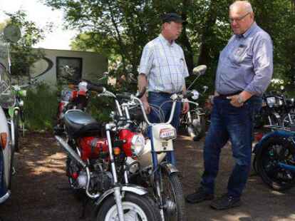 Der 38. Bockhorner Oldtimermarkt startete bei bestem Wetter auf dem gro&szlig;en Veranstaltungsgel&auml;nde an der Bundesstra&szlig;e 437 in Bockhorn mit Tausenden Fahrzeugen. Skurrile und elegante Autos, einzigartige Motorr&auml;der und Lastwagen-Unikate reihten sich aneinander. Viele Besucher str&ouml;mten schon am Freitagvormittag auf das Gel&auml;nde, bestaunten die seltenen historischen Fahrzeuge und st&ouml;berten auf dem gro&szlig;en Teilemarkt.